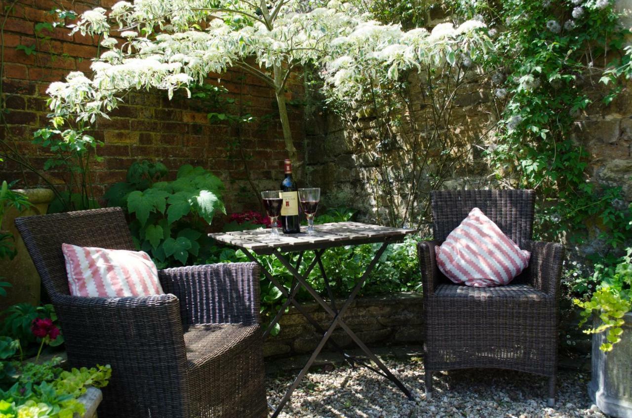 The Hollies Bed And Breakfast Uppingham Exteriör bild